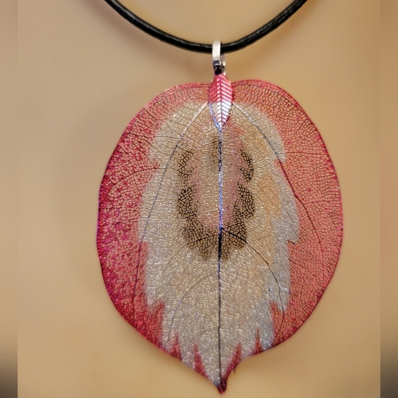 Filigree Leaf Fashion Jewelry Pendant Silver Tone - Picture 2 of 5